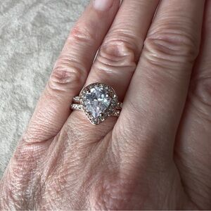 Glamorous Sparkly Rose Gold-Tone Teardrop Ring Set and Box